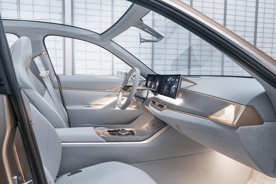Интерьер BMW Concept i4 2020 года  (фото 7 из 71)